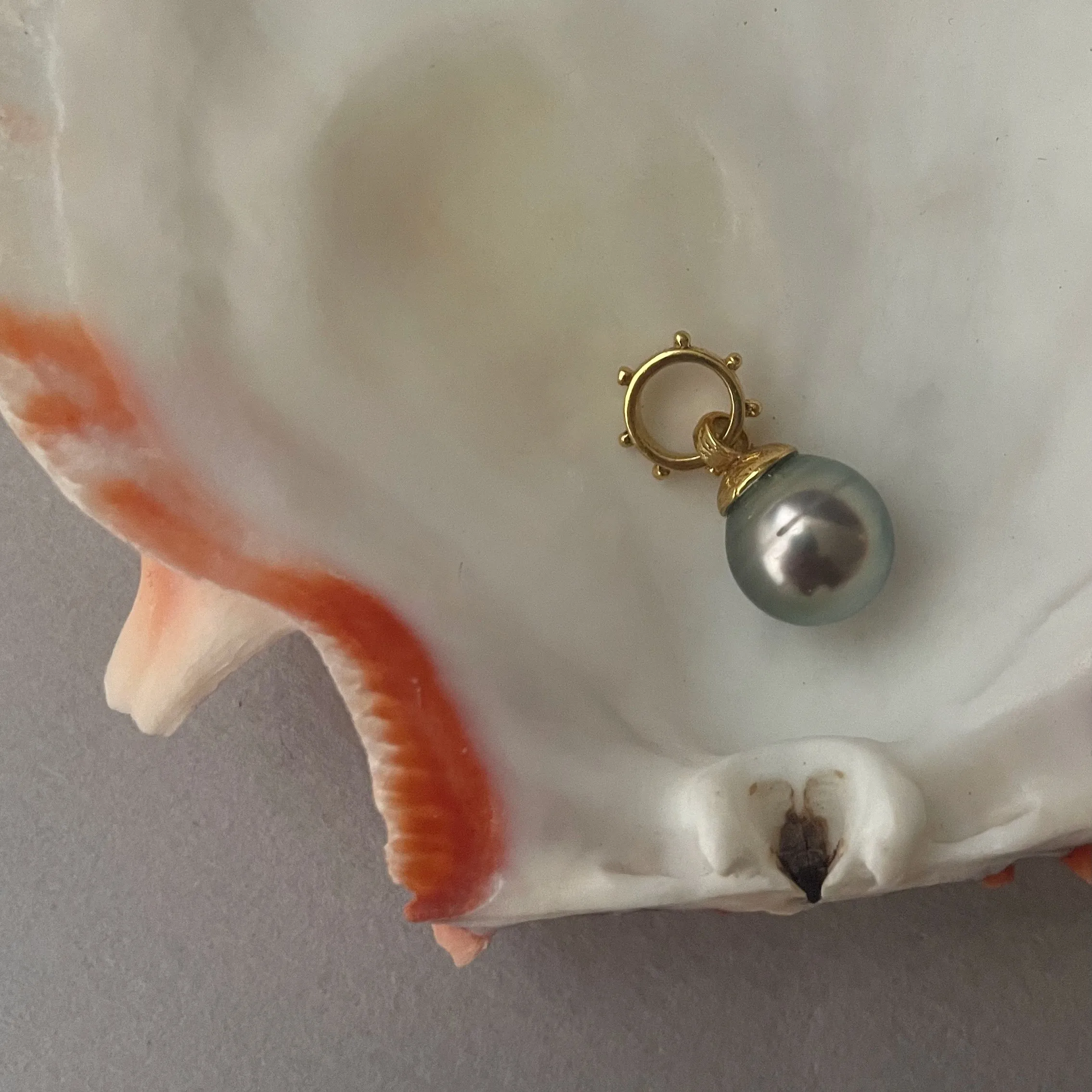 shiny silver blue Tahitian pearl pendant